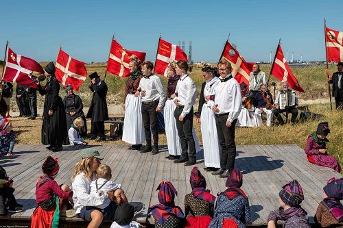 Mehrere Fanniker sind bereit zum Tanzen