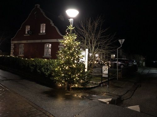 Geschmückte Laterne und Weihnachtsbaum auf Fanø