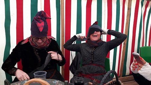 Zwei Frauen haben Spaß in den Trachten