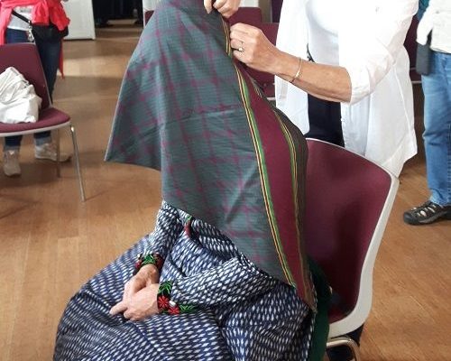 Frau wird eine Fanniker Tracht angezogen